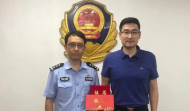 南京鬧市區(qū)駕車撞人案現(xiàn)場(chǎng) 合肥醫(yī)生逆向而行救治傷員獲表彰
