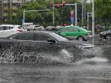 合肥部分路段出现积水  市民涉水而行（组图）