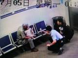 淮南2岁萌娃醒来走出门找妈妈 凌晨街头独行