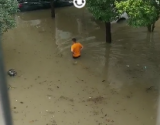 淮南遭暴雨袭击　多个小区被淹
