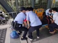 合肥一老奶奶在地鐵扶梯上摔倒 民輔警及時(shí)救助
