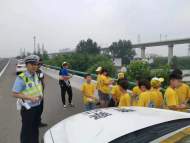 界首一客車拋錨滁新高速  車上有15名小學生