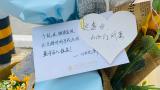 感人！延乔路路牌下合肥市民纷纷献花：这盛世，如你们所愿