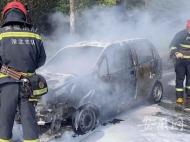 淮北一小轎車在行駛中突發大火  司機稱引擎蓋先燃燒起來