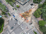 合肥一處路面出現空洞續：鋼板樁已經安裝好 搶修工作有序開展