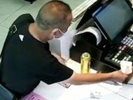 六安：一男子“鬼手換鈔” 將假幣掉包給便利店收銀員