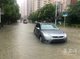 记者直击涝点|合肥市清溪路与洪桥路交口积水没至大腿 私家车水中抛锚            