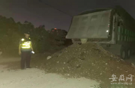 罰！渣土車司機超限不配合 強行將貨物卸載路中間