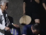 六安：市民自发为满身大汗的消防员扇扇子 还有人买来解暑药