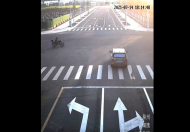 無(wú)牌無(wú)證闖紅燈  滁州一男子當(dāng)場(chǎng)被撞身亡