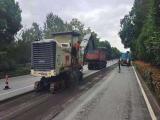 六安市政处维修雨后破损道路保障车辆通行安全