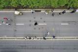 记者航拍：合肥一路面塌陷区域周围已建起围挡（组图）