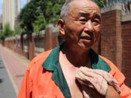 高溫下 環衛工衣服的汗能擰一小盆水