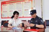 高考期間獲幫助 亳州女孩邀特警同拆大學(xué)錄取通知書
