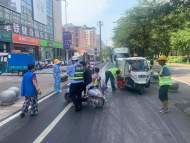 桐城：路面油污致多人騎車滑倒  交警發現后及時消除隱患