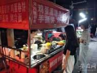 “早點媽媽”更換攤位 城管助其前往合肥霍山路大學生公寓前擺攤