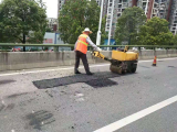 确保道路安全畅通 芜湖公路部门集中修补路面病害