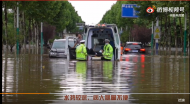 暴雨襲城救護(hù)車被困  池州交警緊急轉(zhuǎn)移病人