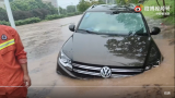 铜陵暴雨一车连车带人被困积水   车门故障无法打开