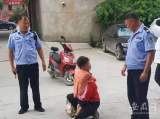 三岁萌娃赶集时走失   找不到妈妈路边大哭 