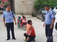 三岁萌娃赶集时走失   找不到妈妈路边大哭 