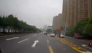 驚險！合肥蒙城北路上一轎車突發自燃  公交司機及時幫忙滅火