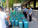液化气罐塞满车厢 合肥多部门查处两台“流动炸弹”