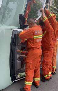 暖心！?馳援河南消防員遇轎車(chē)側(cè)翻  緊急下車(chē)救人