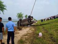 突發！安徽霍邱縣一小轎車沖進湖里致一人死亡 警方回應：初判是交通事故