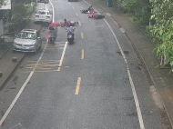 績溪一男子騎車玩手機 發生事故造成三人受傷