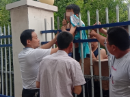 阜陽一男孩翻院墻被柵欄刺傷 