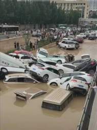 鄭州京廣路隧道車輛被淹  目擊者稱目前仍在抽水