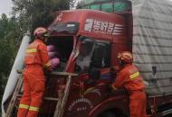 大貨車撞倒路邊圍墻  駕駛員被困車內