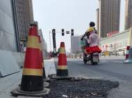 合肥市一處路面出現空洞？記者現場探訪：已用瀝青進行了修補