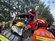 淮北：貨車追尾車頭損毀嚴重  后車司機被卡 