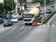 蕪湖：驚險！女子騎電動車闖紅燈進入大貨車盲區 險遭碾壓