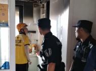 池州一居民家中廚房失火  特警到場處置