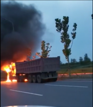  熊熊大火  阜陽一貨車行駛中突然起火  