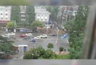 銅陵輔警在暴雨中 踩著窨井蓋疏導交通