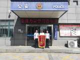 民警用心寻回九旬老人 家属感恩送锦旗致谢