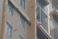 老人腿懸13樓露臺外 家人趕緊報警求助