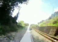 火車駛來瞬間，黃山警方救下臥軌自殺男子