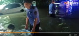 暴雨围困  淮南一派出所民警用澡盆转移儿童