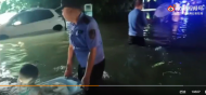 暴雨圍困  淮南一派出所民警用澡盆轉移兒童