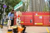 这盛世如你所愿！合肥“延乔路”路牌下 堆满了市民献上的鲜花
