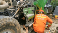 合肥一女子鉆到渣土車下修車出意外 頭被卡住