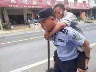 八旬獨居老人買藥途中摔倒 績溪民警暖心背其回家