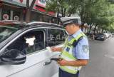 阜阳一男子无证驾驶   遇检查试图用捡来的驾驶证蒙混过关