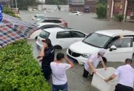 為防積水漫入室內 飯店員工接力搬運沙袋