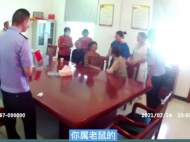 六安：離家三十年終于重逢 母女抱頭痛哭